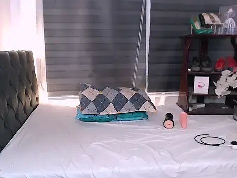 sylvannia_cumslut on StripChat