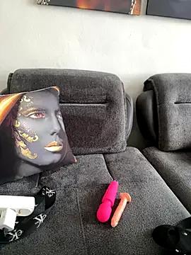 Teengirlmiaa on StripChat