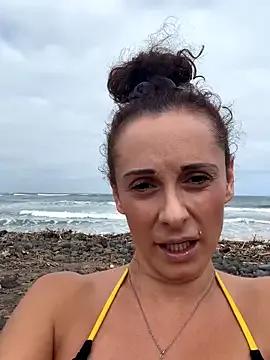 Freechat therealbeverlycious on StripChat