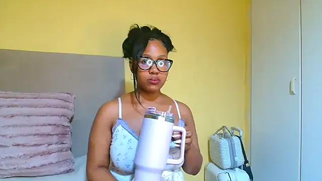 Freechat thique_doll on StripChat