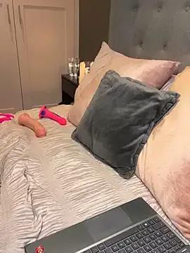 ThirstygirlCeCe — Spread and play with her pussy 